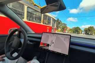 Tesla řídí sama a pražské záludnosti zvládá. Za výsledek ale přesto neručí - Seznam Zprávy